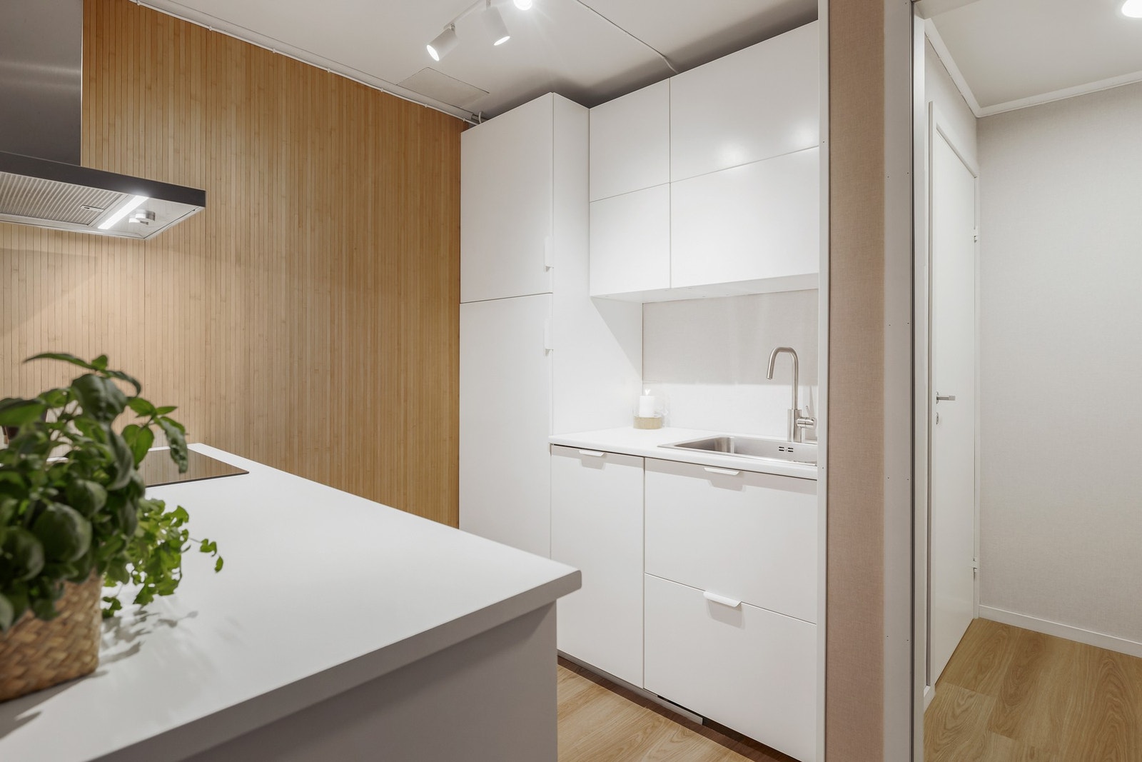 Innredningen har glatte fronter og benkeplate av laminat Galleribilde