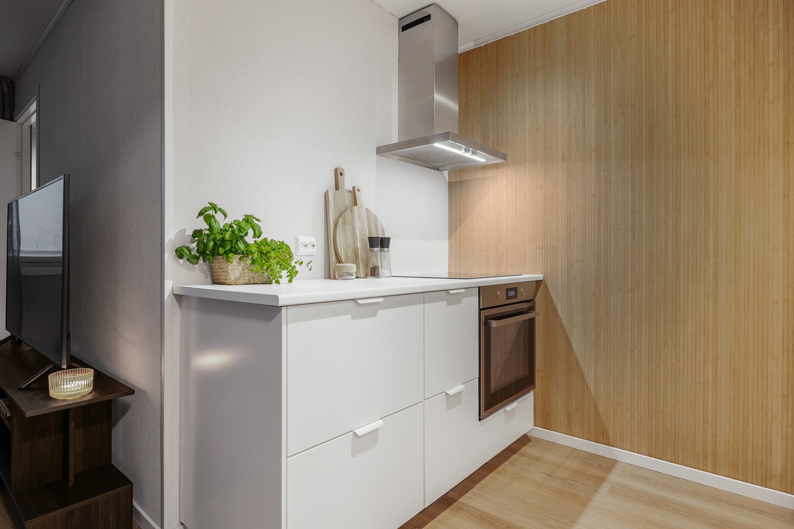 Det er integrert stekeovn, platetopp, oppvaskmaskin og kjøleskap. Galleribilde