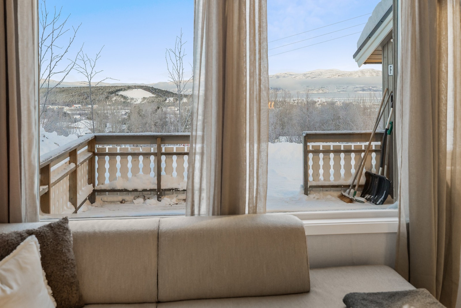 Det er store vindusflater i stuen som sørger for rikelig med naturlig lysinnslipp. Galleribilde