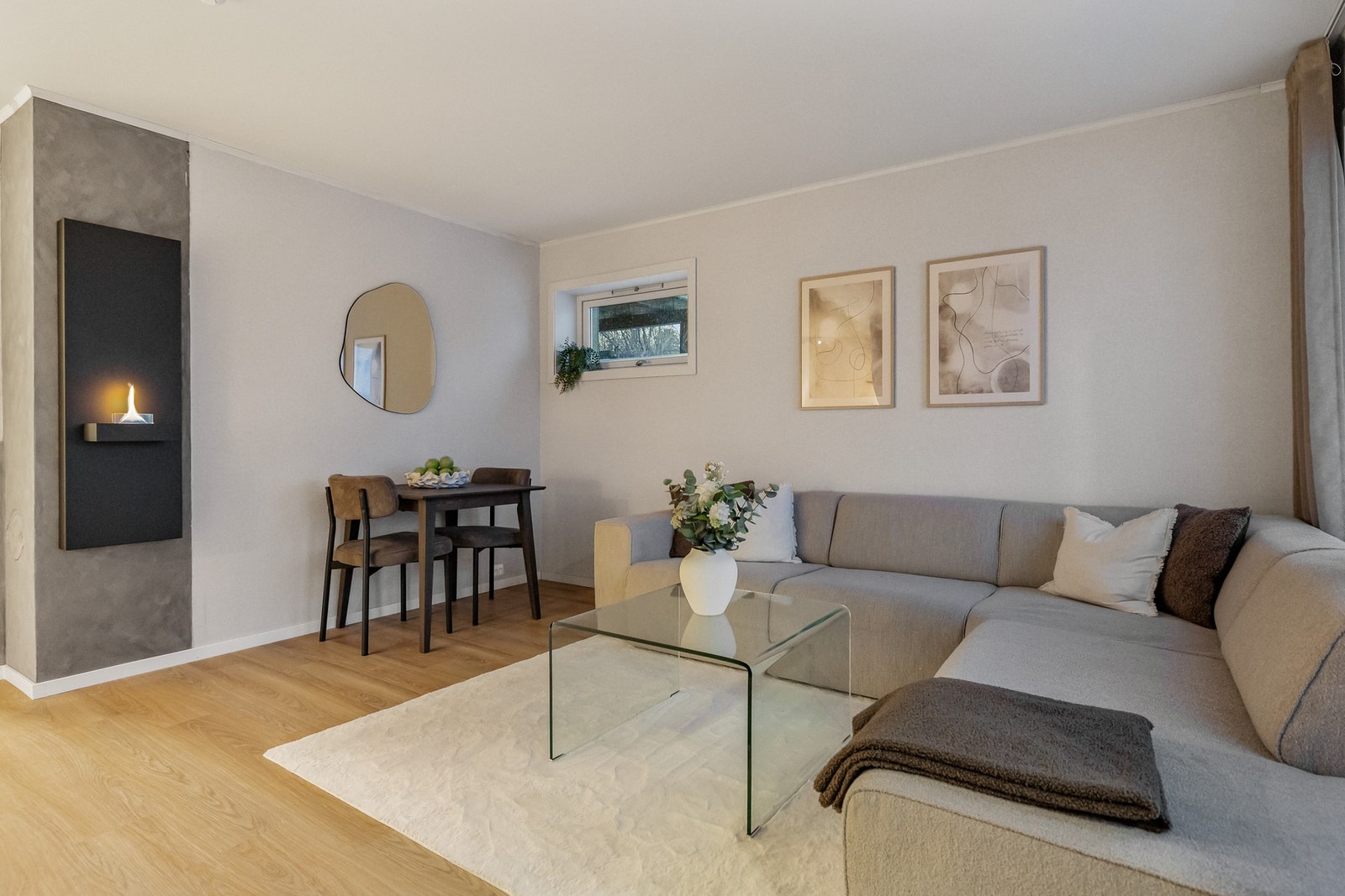 Stuen har god plass til en sofagruppe og annet ønsket møblement. Galleribilde