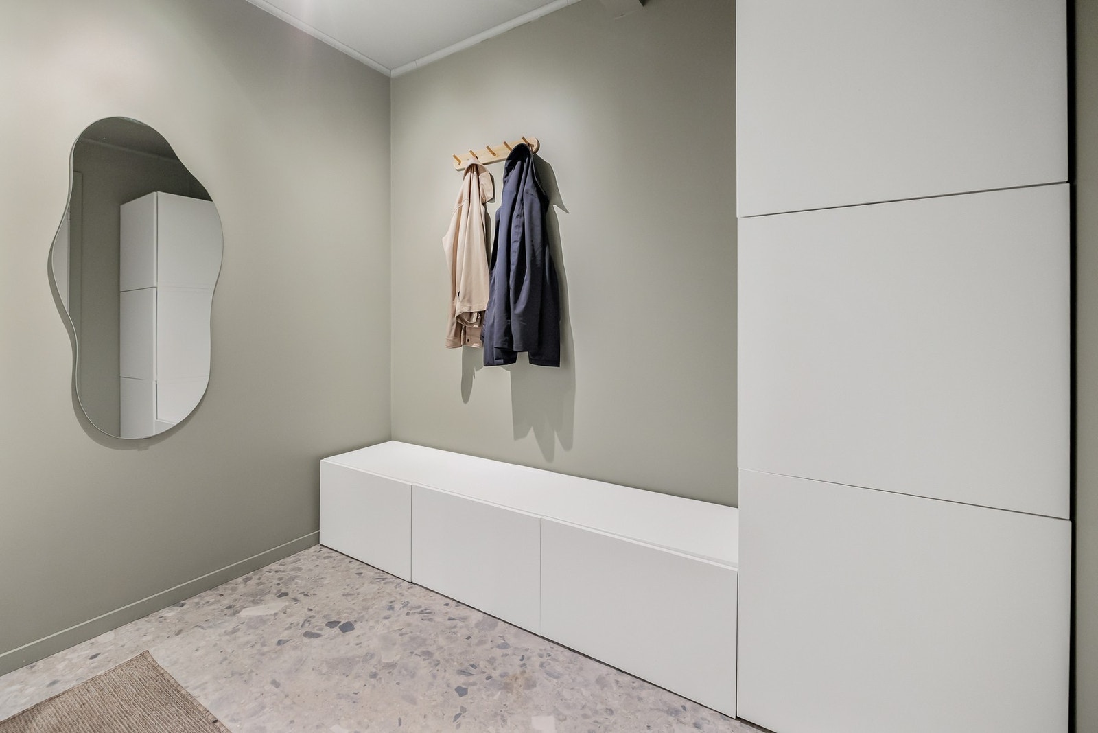 Vel inne blir man møtt av en lys entré som gir et godt førsteinntrykk av leiligheten. Galleribilde