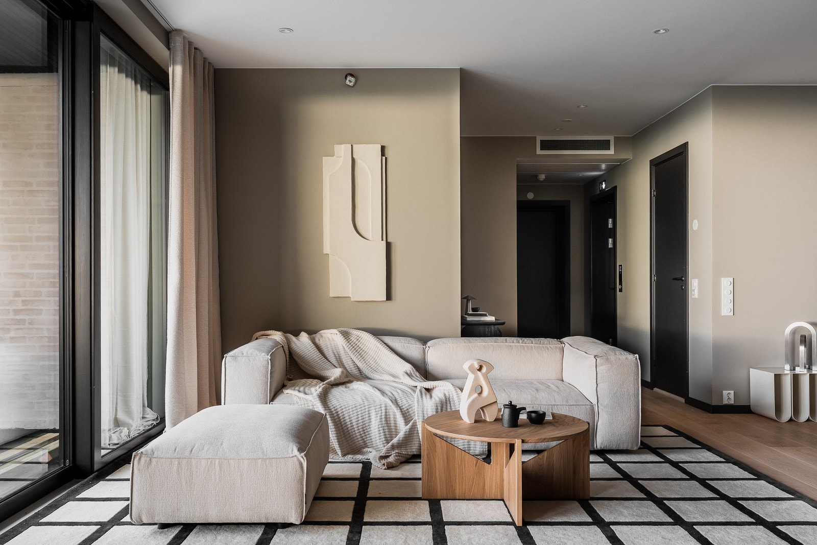 Leiligheten har en gjennomtenkt planløsning og overflater ble malt i oktober 2025. Galleribilde