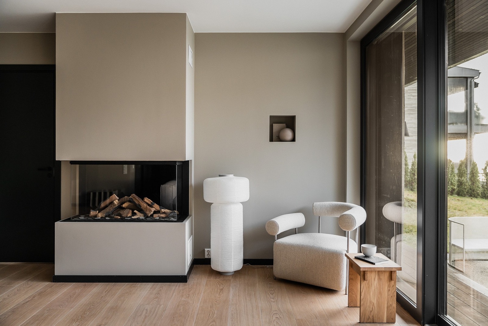 Den moderne gasspeisen i stuen gir både varme og et stilrent, visuelt element til rommet Galleribilde