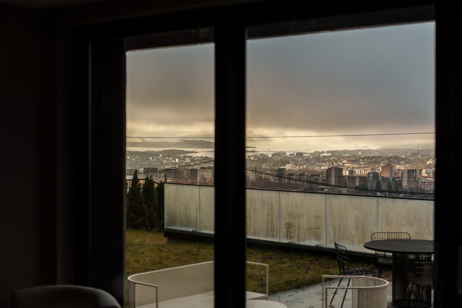 Det er vidstrakt utsikt over byen, Holmenkollen og Oslofjorden. Galleribilde