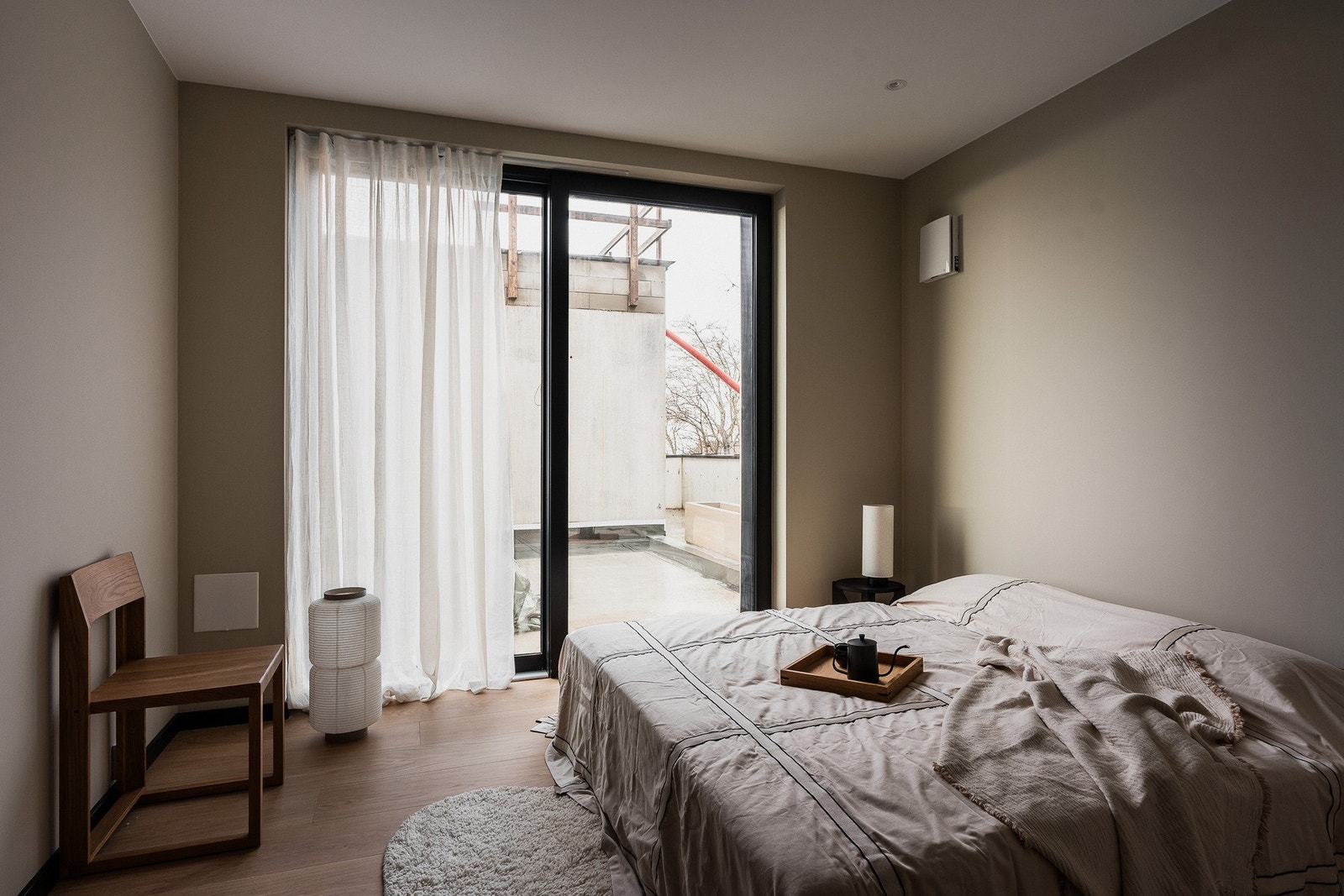 Soverom 2 har også utgang til uteområdet og egner seg godt som barnerom, gjesterom eller kontor. Galleribilde