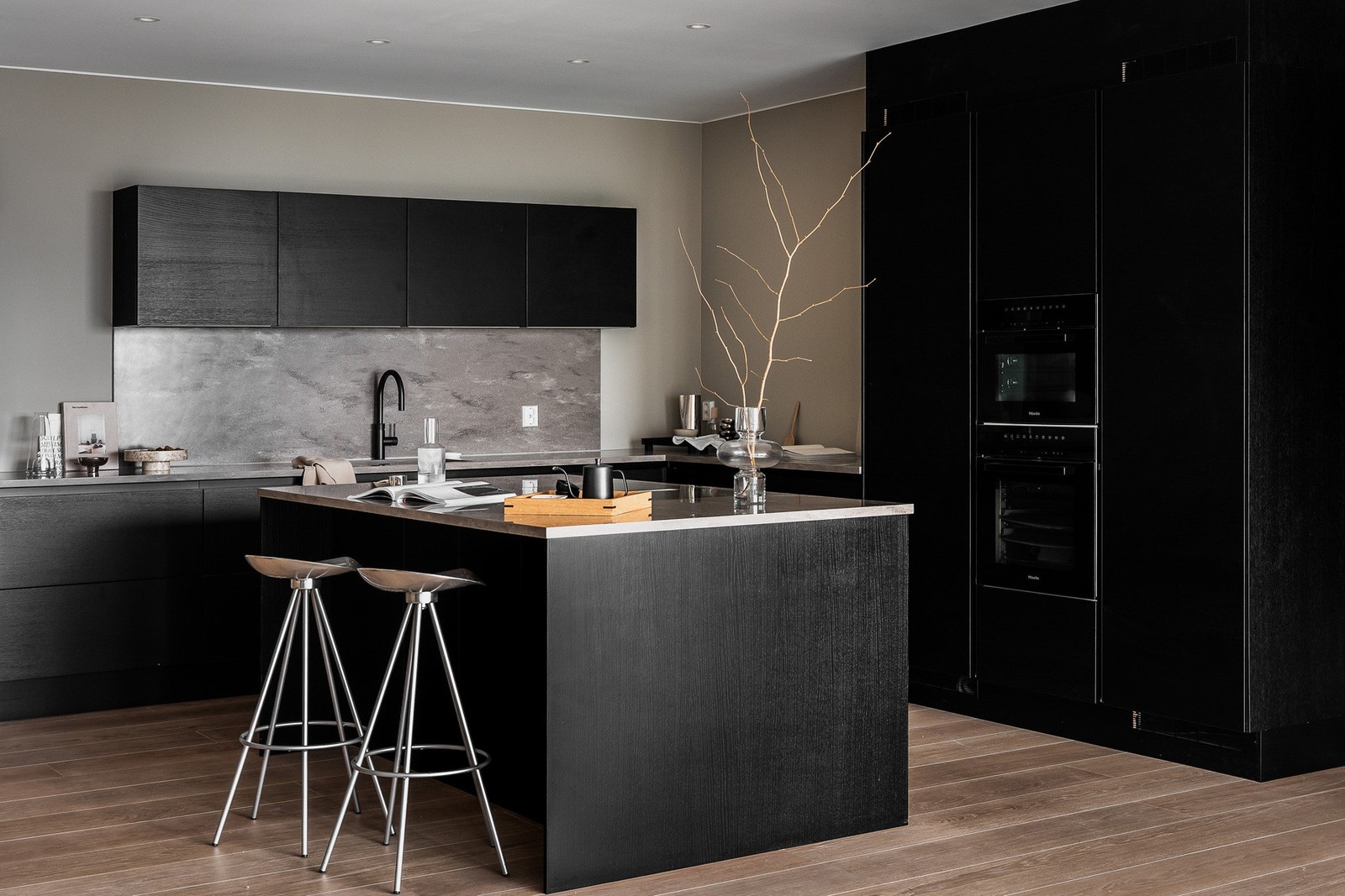 Innredningen har finerte fronter og rikelig med lagringsplass i både benkeskap og høyskap. Galleribilde