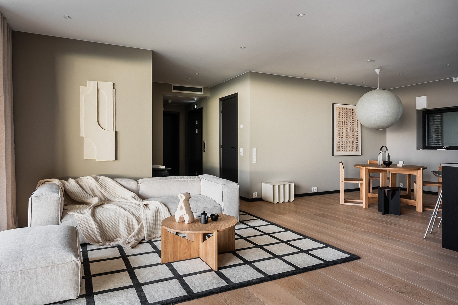 Det er vannbåren gulvvarme i alle oppholdsrom, som gir en jevn og behagelig temperatur. Galleribilde