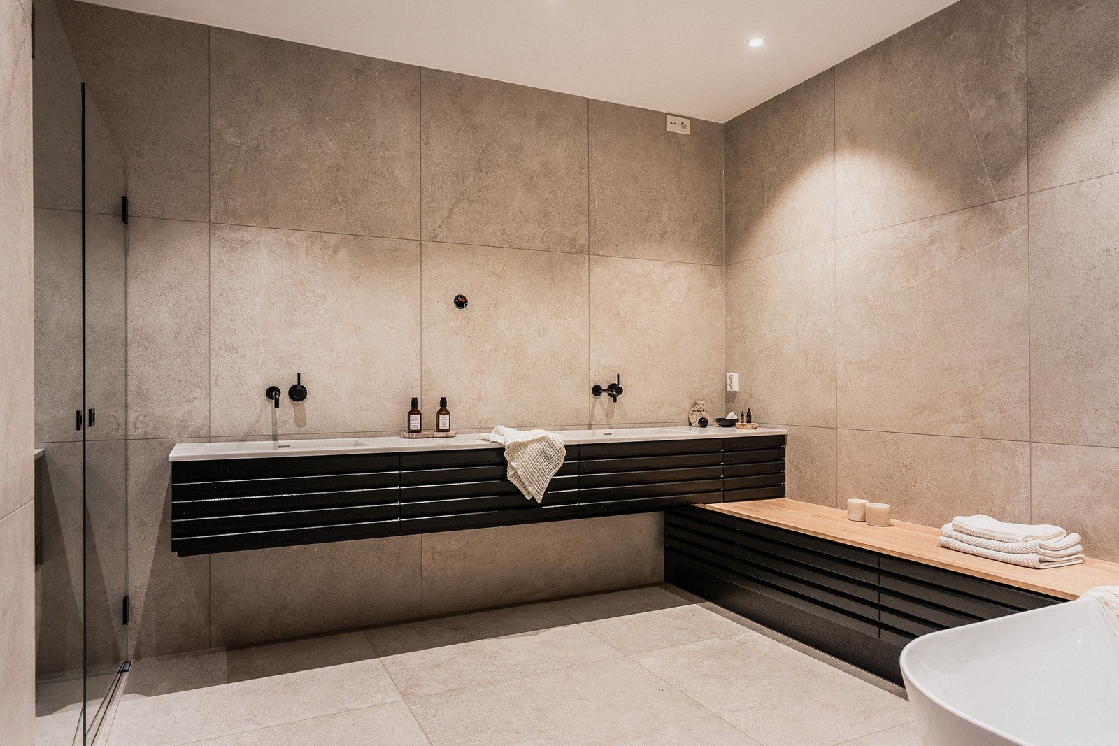 Hovedbadet er fra 2023, med flislagte overflater og en heldekkende dobbel servant. Et separat toalettrom er praktisk plassert på dette badet. Galleribilde