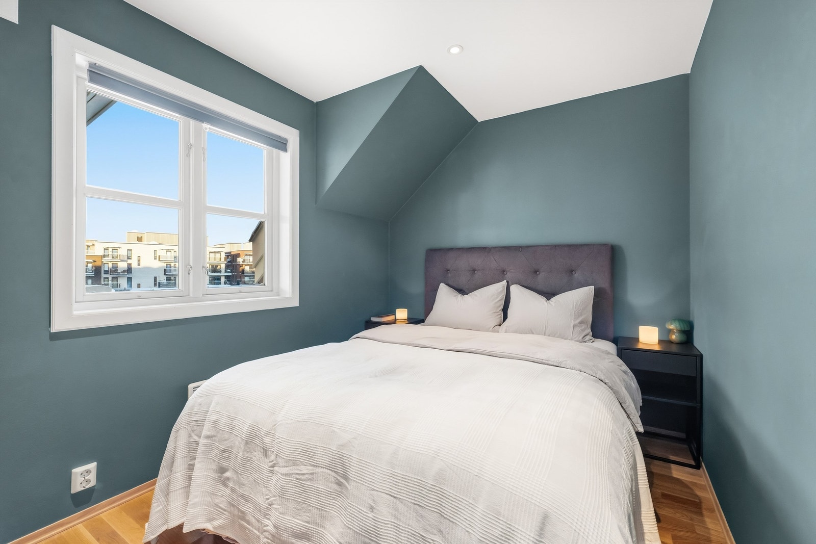 Soverom med god plass til stor seng - Downlights i tak Galleribilde