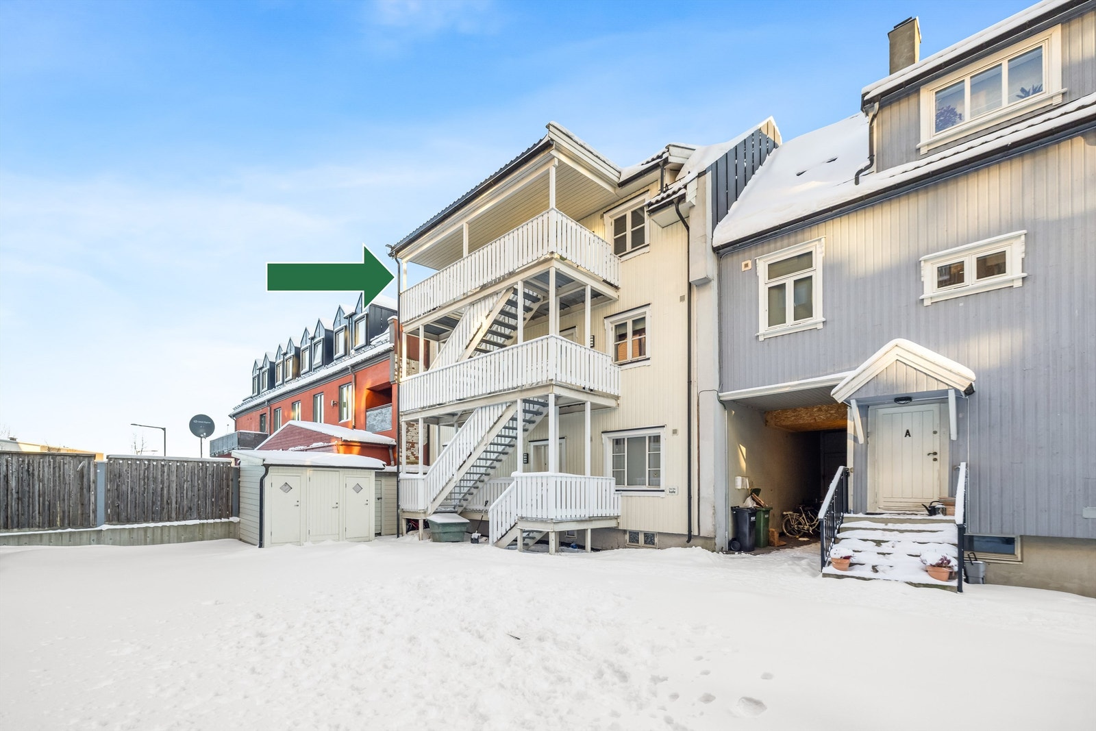 Inngang til leiligheten er via bakgård og trapp opp til 3. etasje. Leiligheten disponerer en utendørs bod på 2 kvm som står ved trappene. Galleribilde