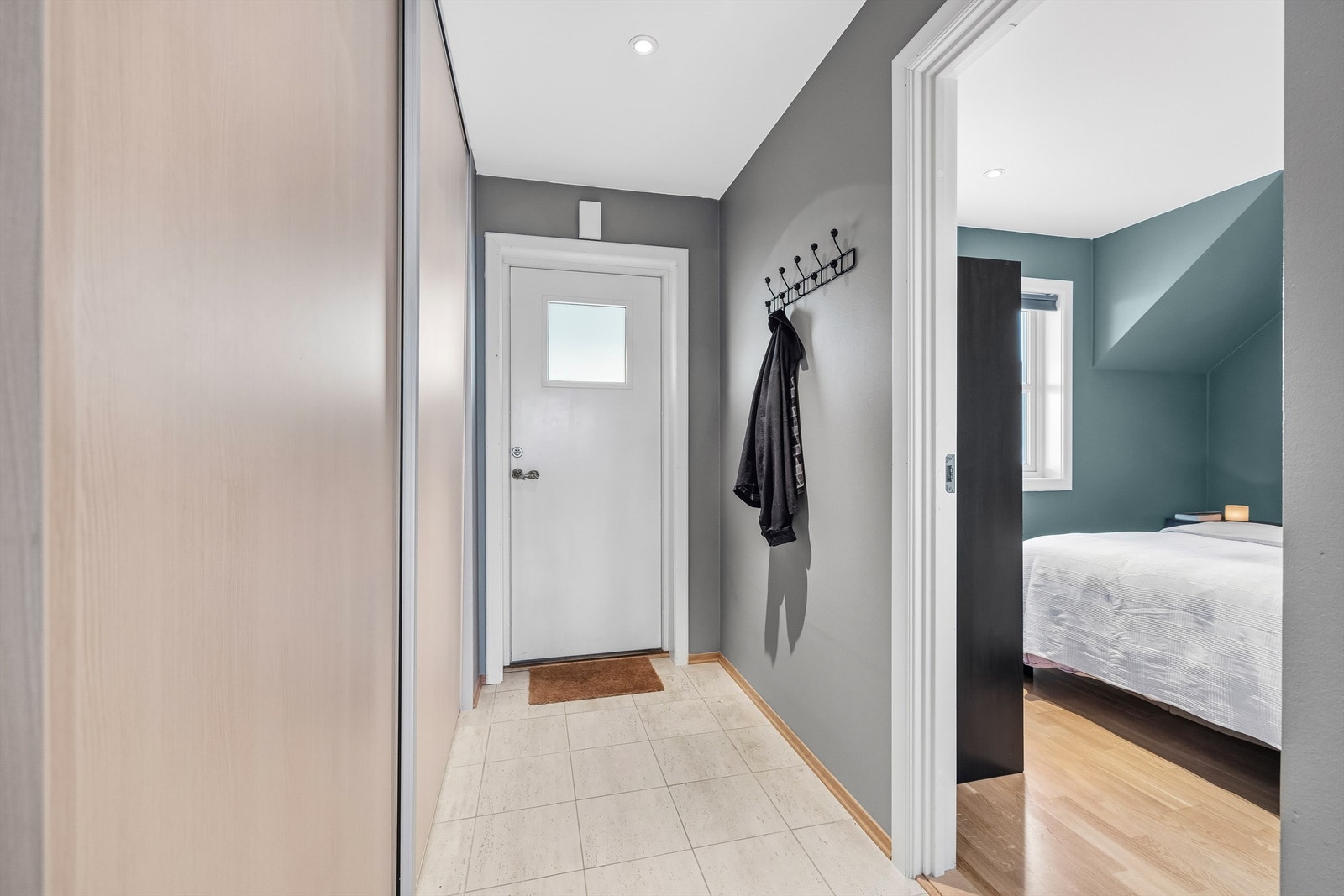 Velkommen inn - Her er det montert opp skyvedørsgarderobe for enkelt å holde det ryddig i gangen Galleribilde