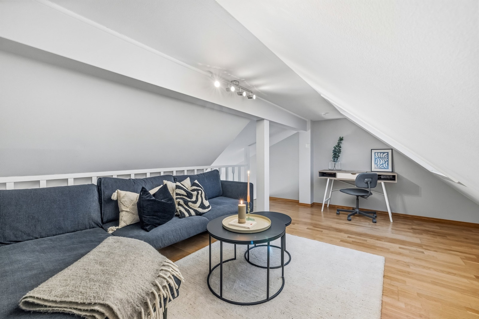 Romslig hems som brukes som tv-stue og hjemmekontor av dagens eiere. Arealet på hemsen er ikke måleverdig grunnet lav takhøyde, men gulvarealet er på 21 kvm. Galleribilde