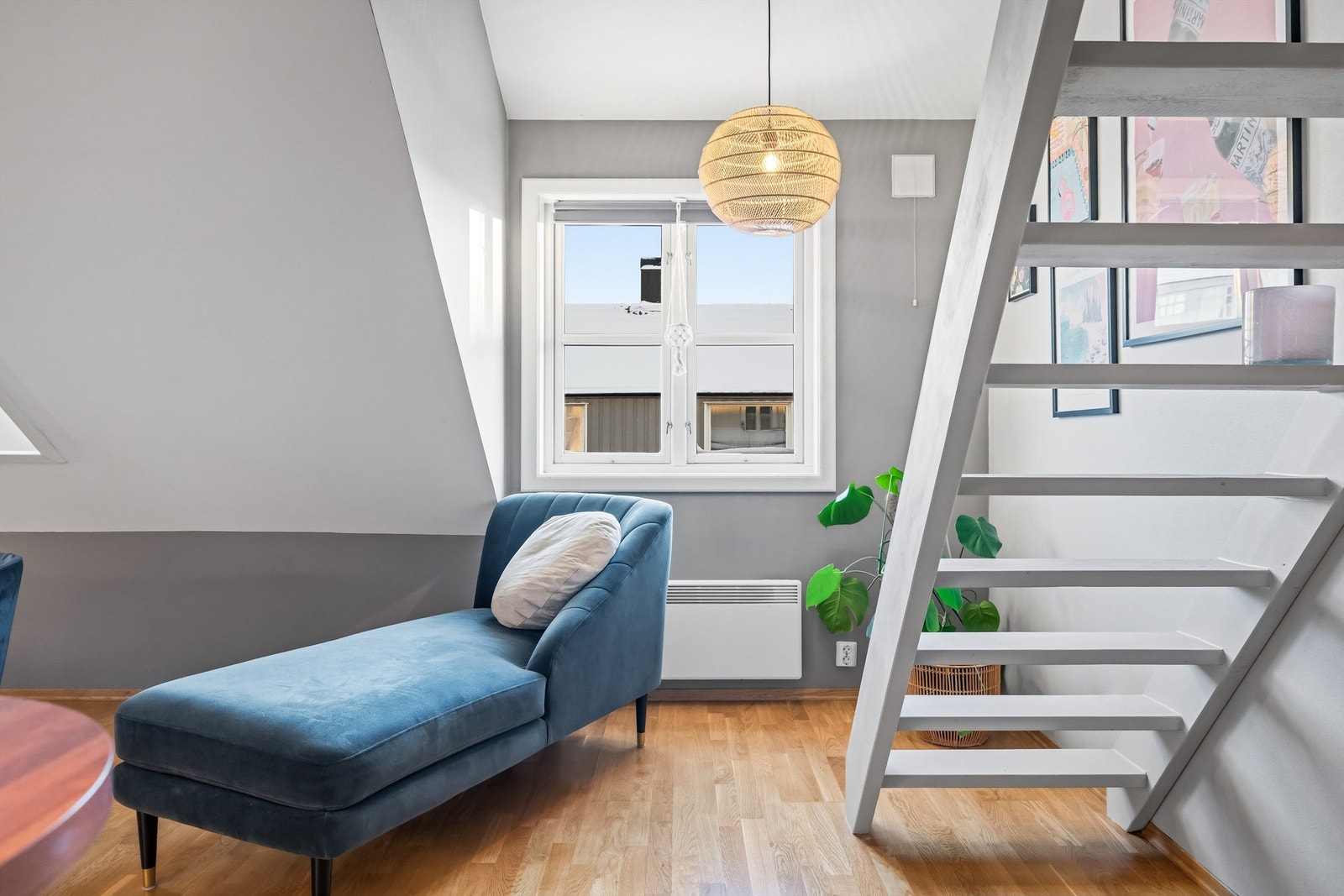 Fra stuen er det trapp opp til hemsen Galleribilde