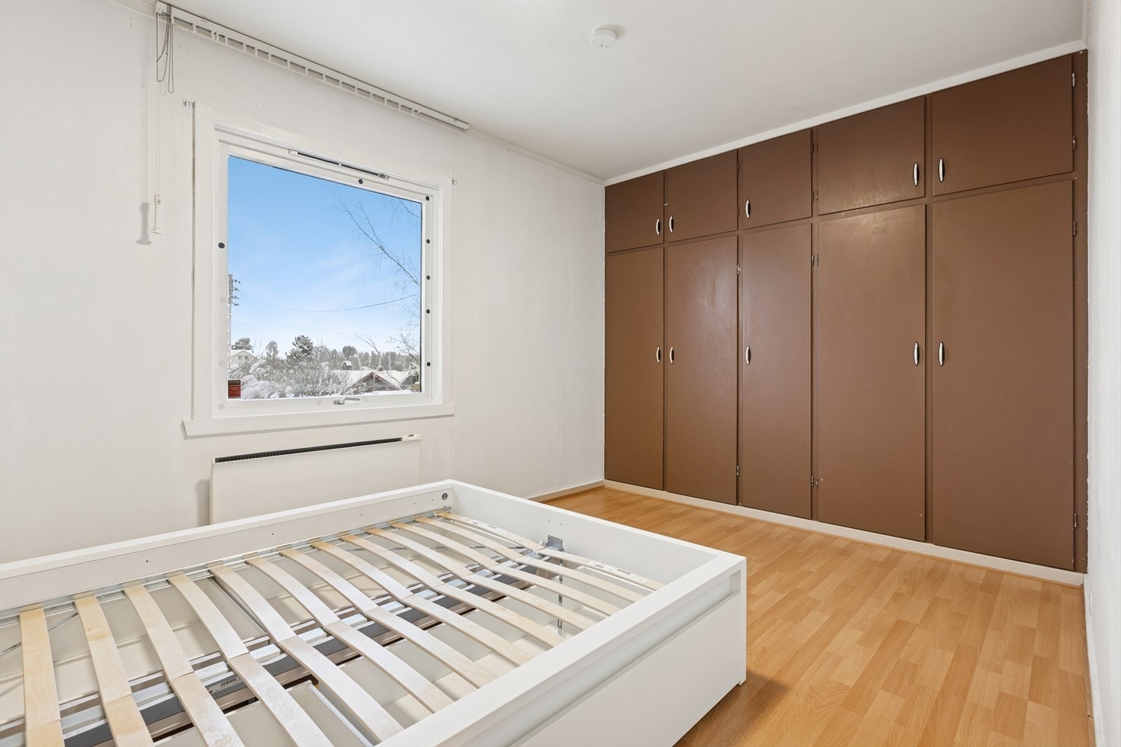 Integrert, takhøy garderobe med god plass kan enkelt males for et mer moderne inntrykk Galleribilde