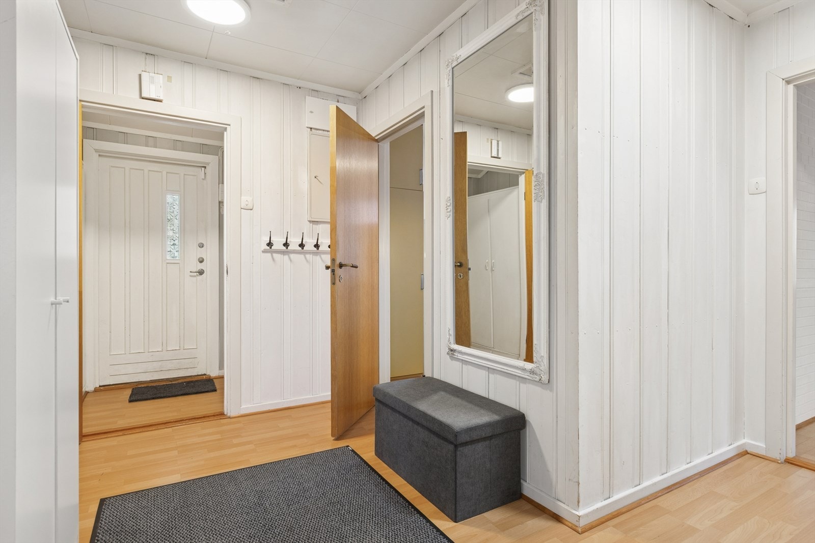 Fra inngangsdøren er det vindfang med garderobeplass, før du kommer videre til en gang med adkomst til kjøkken, stue, bad, samtlige tre soverom og til underetasjen. Galleribilde