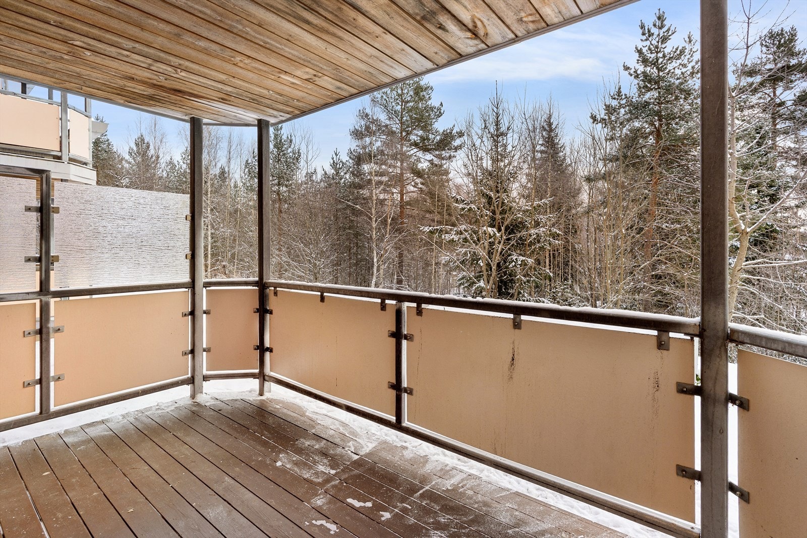 Overbygd terrasse med utgang fra stue. Galleribilde