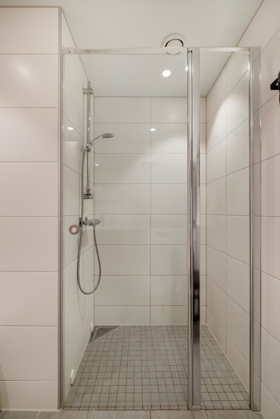 Praktisk utforming med dusjen i egen krok. Galleribilde