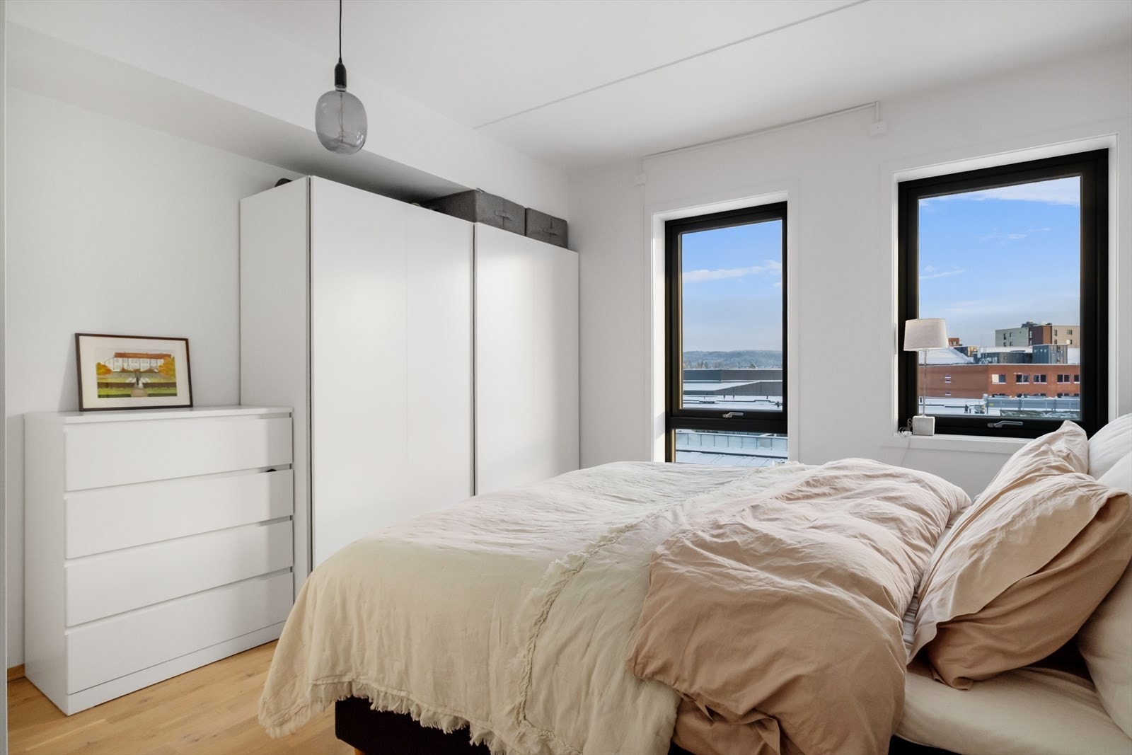 Hovedsoverommet. Her får du god plass til skap, dobbeltseng og nattbord på hver side. Galleribilde