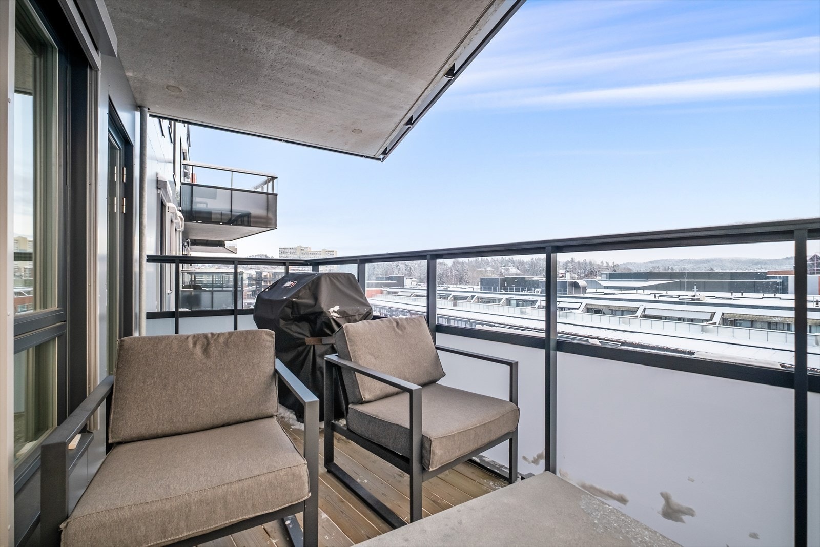 En lun uteplass med overbygg fra balkongen over. Galleribilde