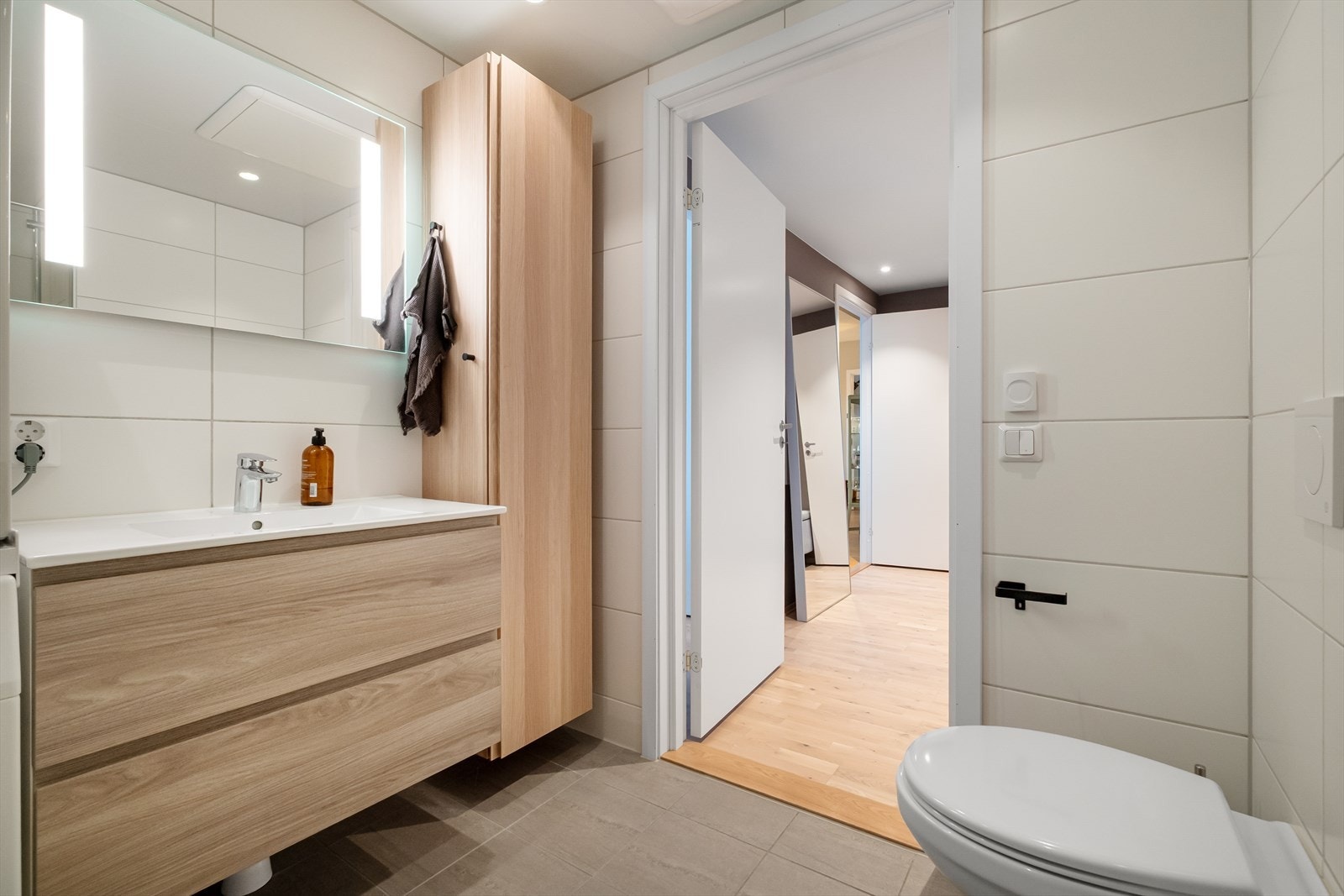 Her er plassen godt utnyttet med servantskap og et høyskap. Galleribilde