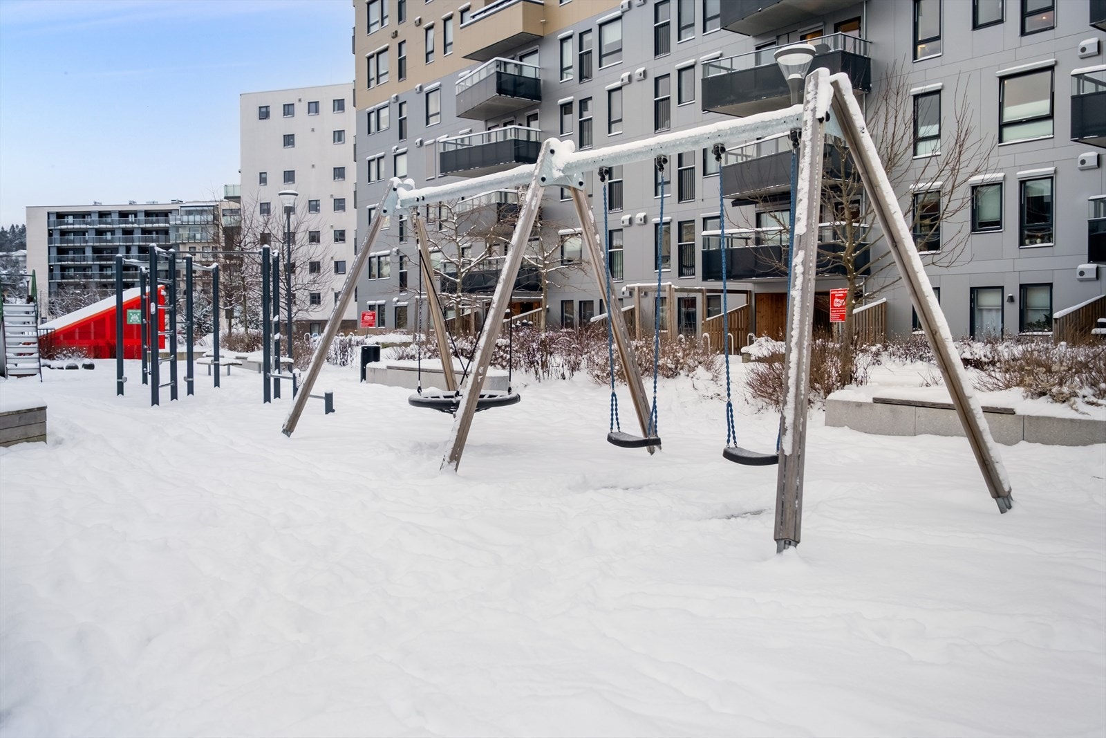 Fine uteområder for store og små rett utenfor blokken. Galleribilde