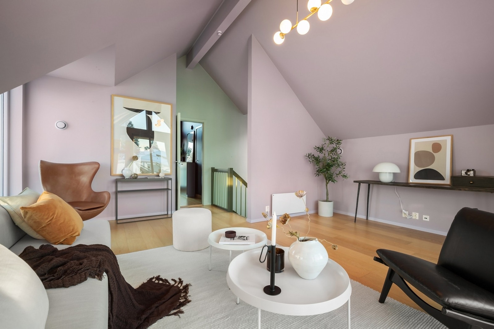 Stuen oppleves lys og luftig. Galleribilde