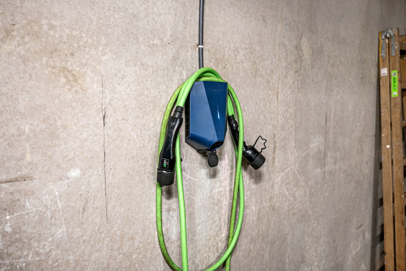 Ladestasjon for el-bil montert i garasjen. Galleribilde