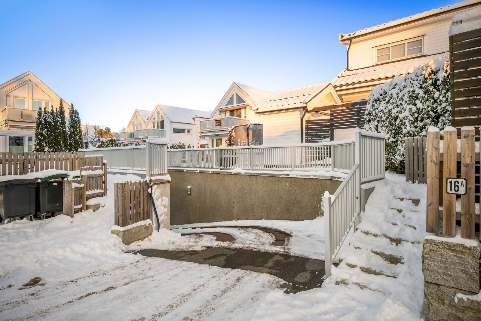 Nedkjøring til garasjeanlegg. Galleribilde