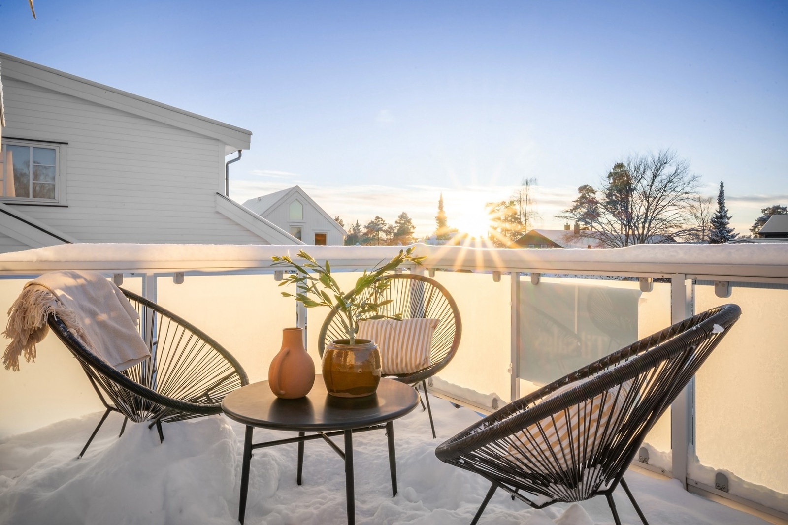 Vestvendt balkong på ca. 8 m² på utsiden av stue i 2. etasje. Galleribilde