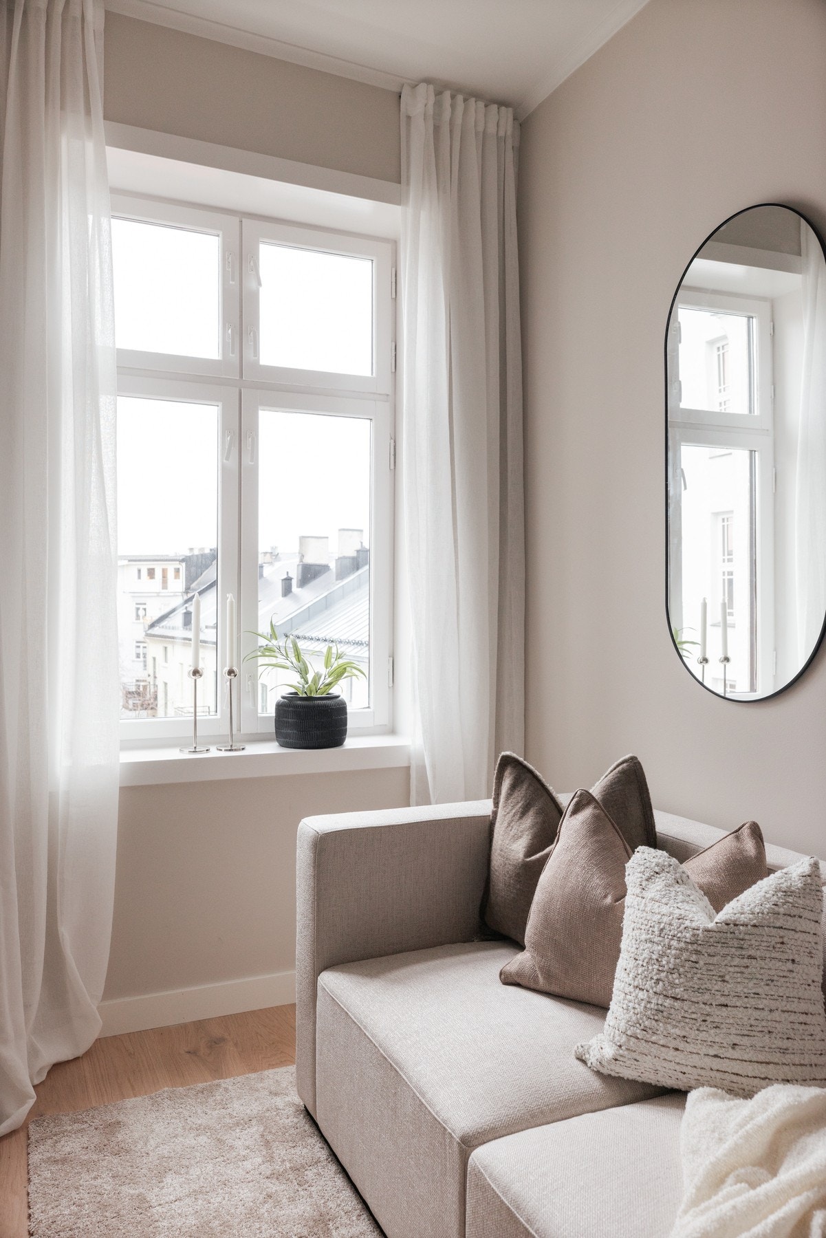 Store vindusflater som slipper inn rikelig med lys og skaper en behagelig atmosfære. Galleribilde