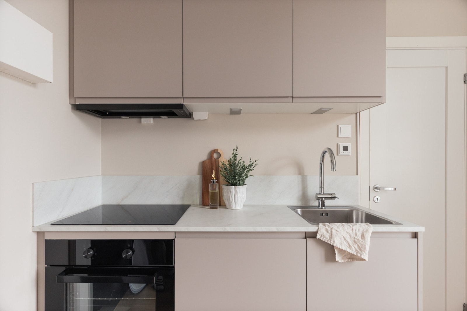 Leiligheten er oppgradert i 2025 med nytt kvalitetskjøkken fra Kvik. Galleribilde