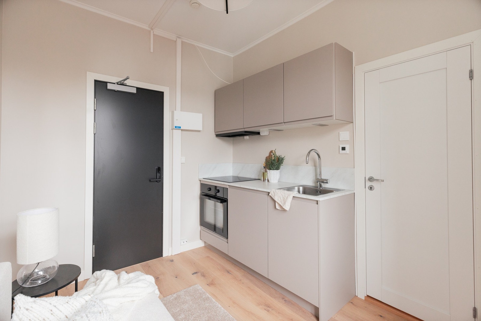 Åpen løsning mellom entré, stue og kjøkken - alle overflater er oppusset i 2025. Galleribilde