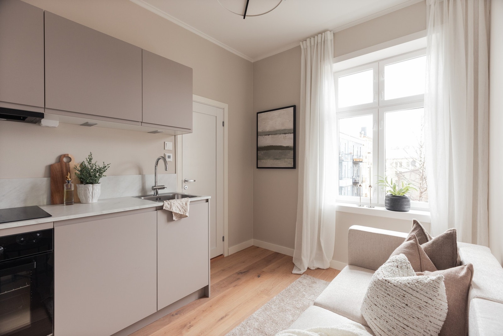 Lys og elegant stue med delikate farger og moderne enstavsparkett. Galleribilde