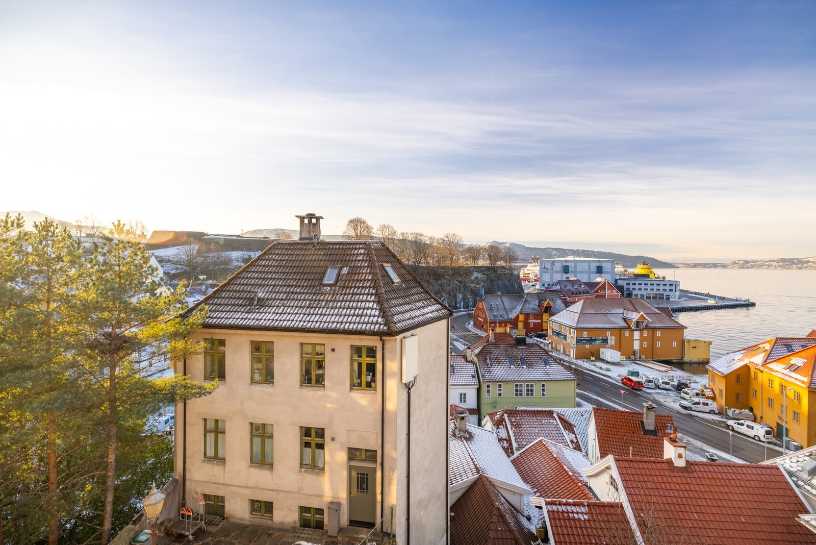 Fra stuevinduet er det flott utsikt mot festningen, Askøy og byfjorden. Galleribilde