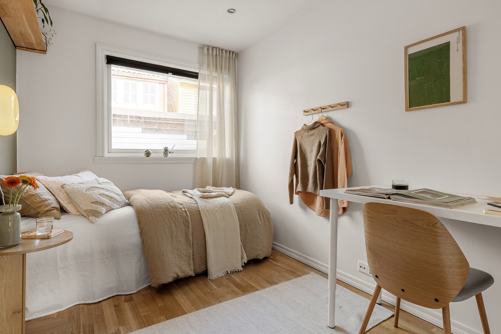 Soverom 2 har tilkomst fra stuen og måler 6,6 kvm. Galleribilde