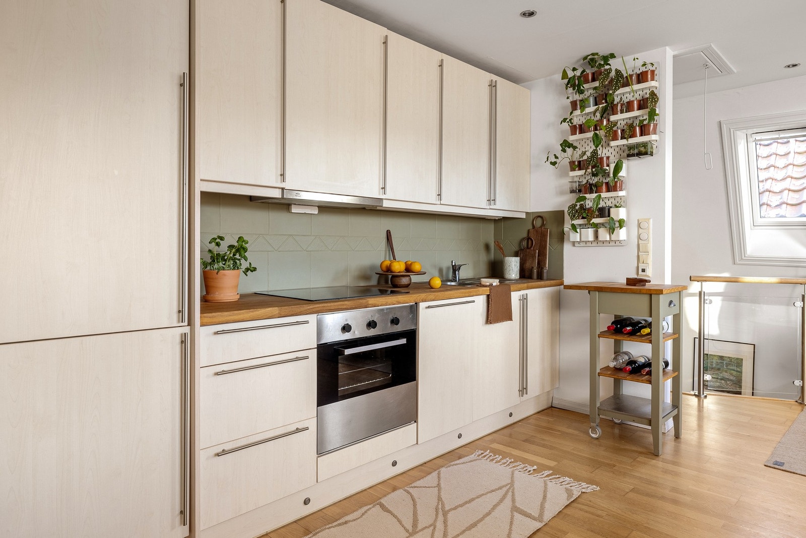 Det er integrert stekeovn, platetopp, oppvaskmaskin, ventilator og kjøleskap med frysedel. Galleribilde