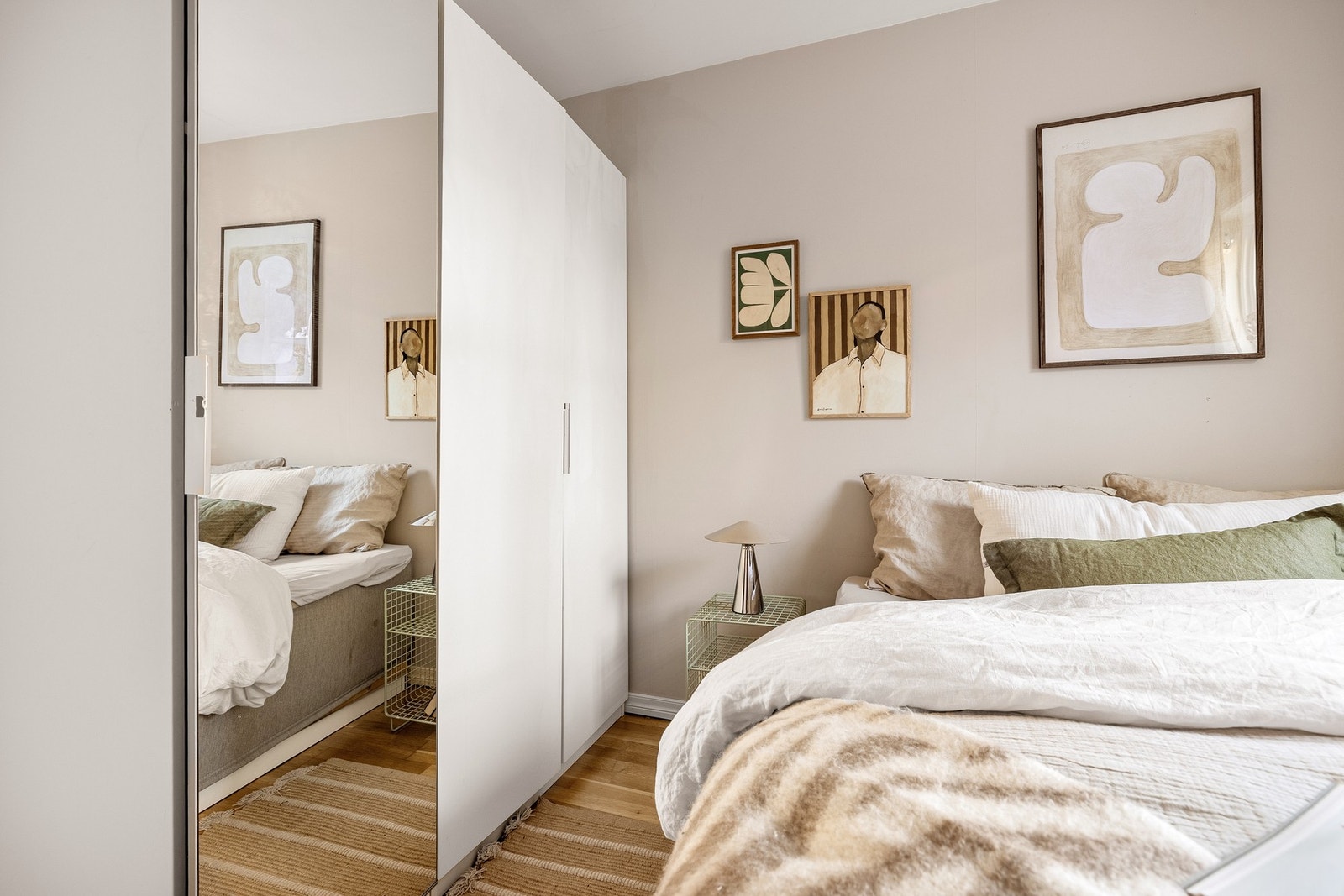 På rommet er det plass til dobbeltseng og garderobeskap. Galleribilde