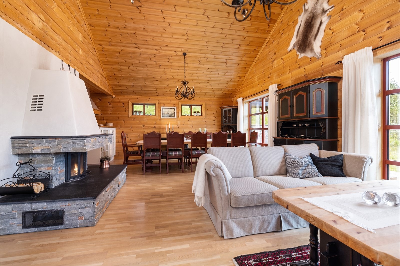 I spisestuen er det god plass til hele familien rundt bordet. Galleribilde