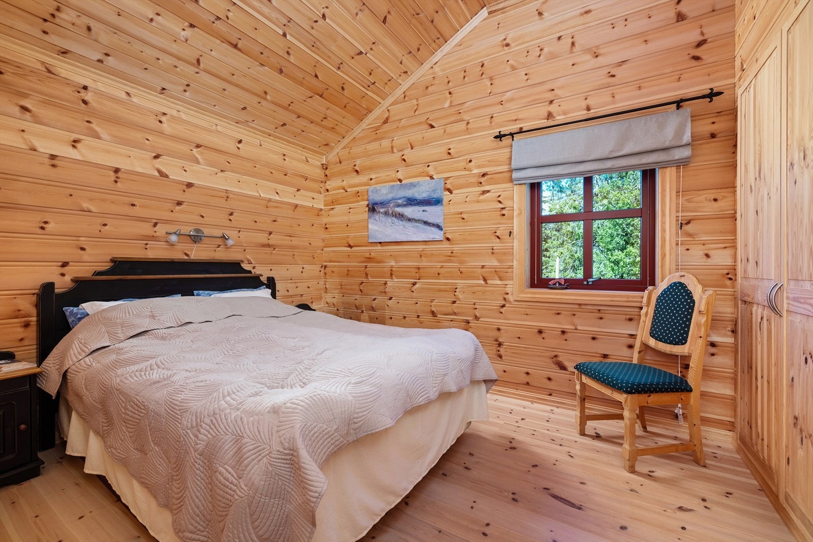 Soverom nr. 2 er også av god størrelse og har furugulv og panel på vegger og i tak. Galleribilde