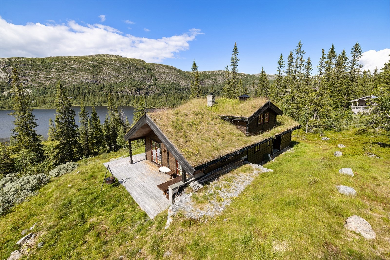 Hytta ligger fint og lunt til i ca. 943 m.o.h. i et etablert hytteområde. Galleribilde