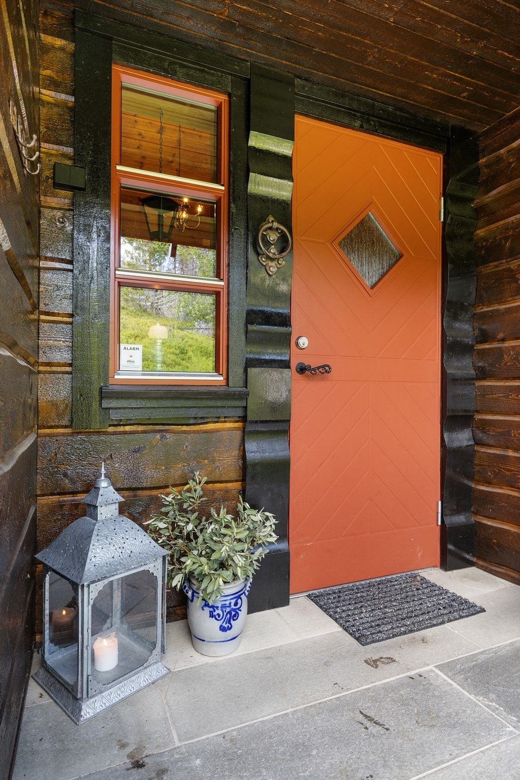 Koselig inngangsparti ønsker deg velkommen inn! Galleribilde