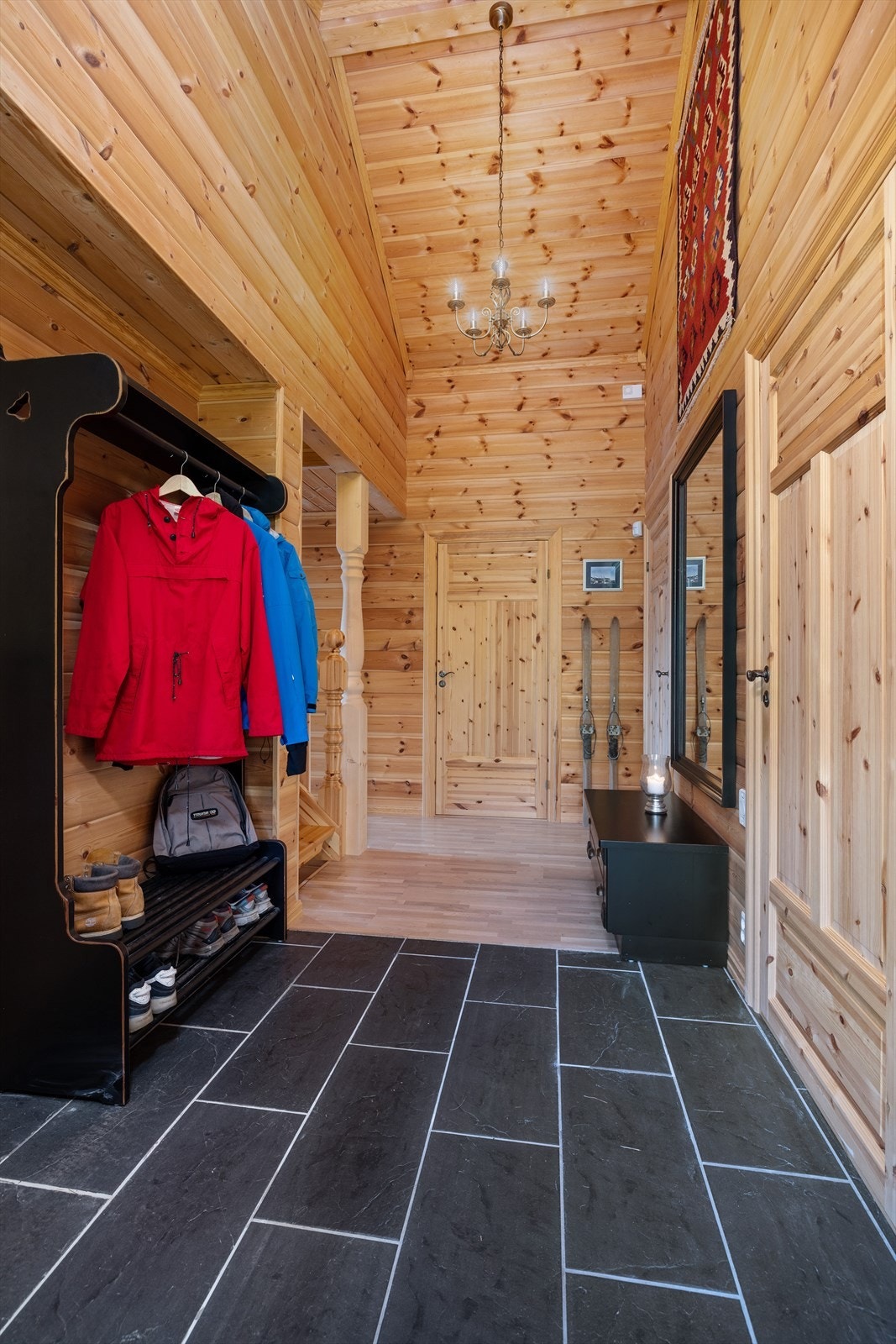 Romslig gang med god takhøyde skaper en god atmosfære i det man kommer inn. Galleribilde