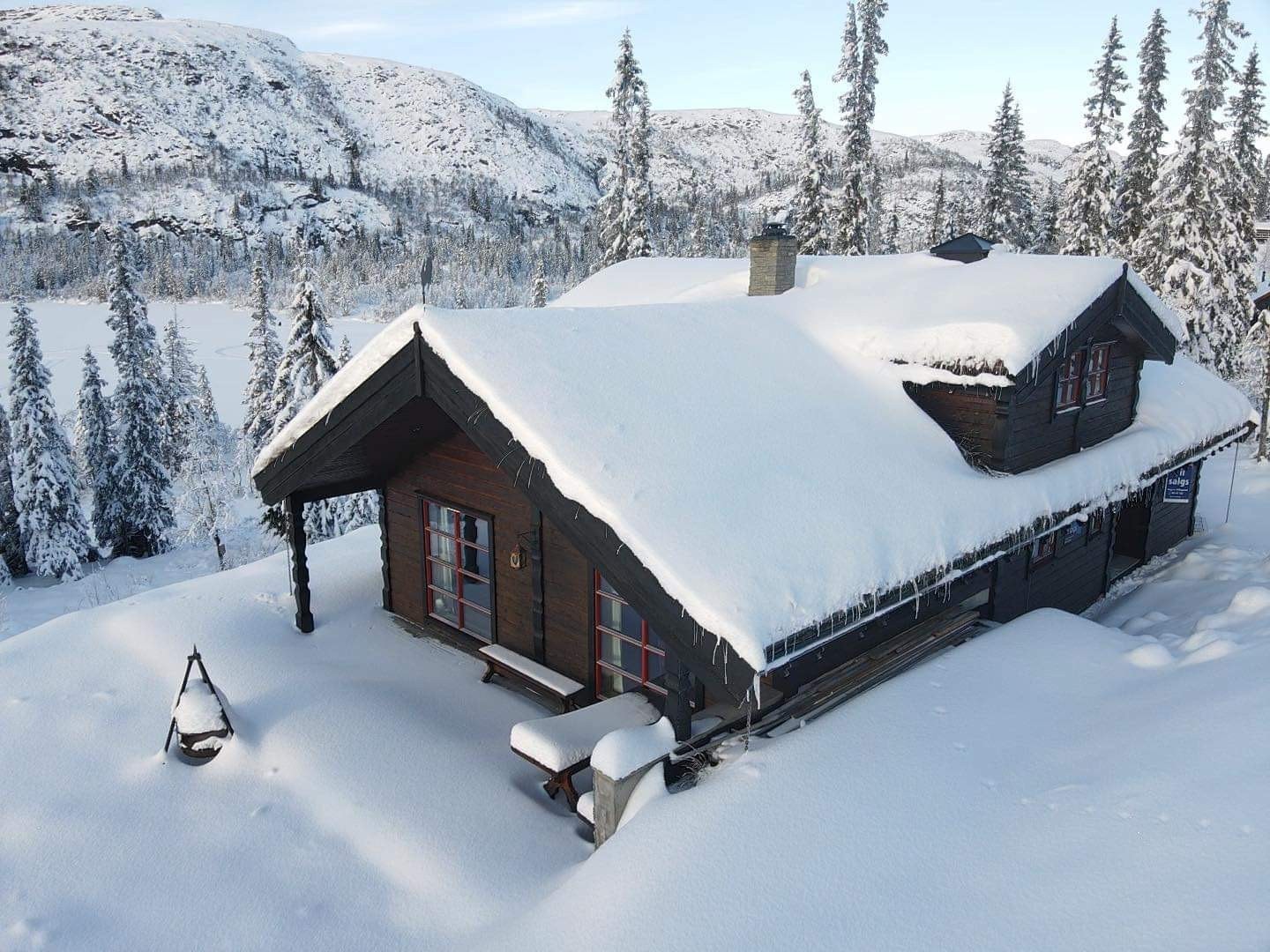 Hytta ligger meget fint til i terreng, utsikt og masse sol Galleribilde