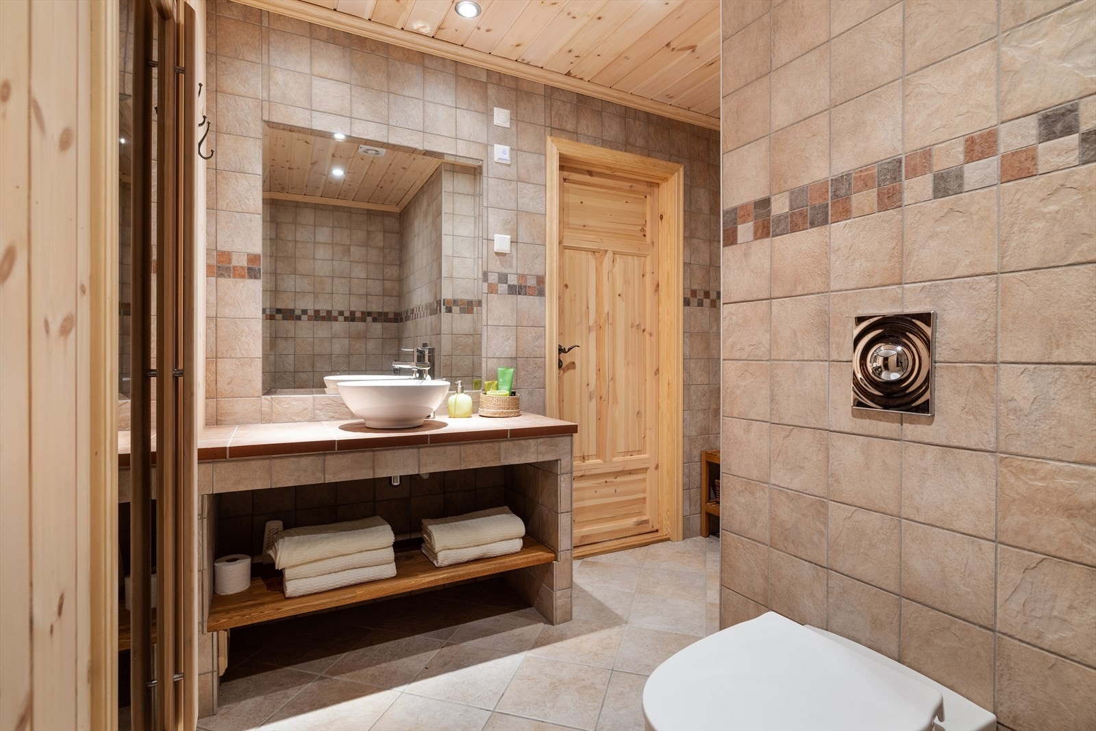 Bad i underetasje har fliser på gulv og vegger, med varmekabler i gulv. Galleribilde