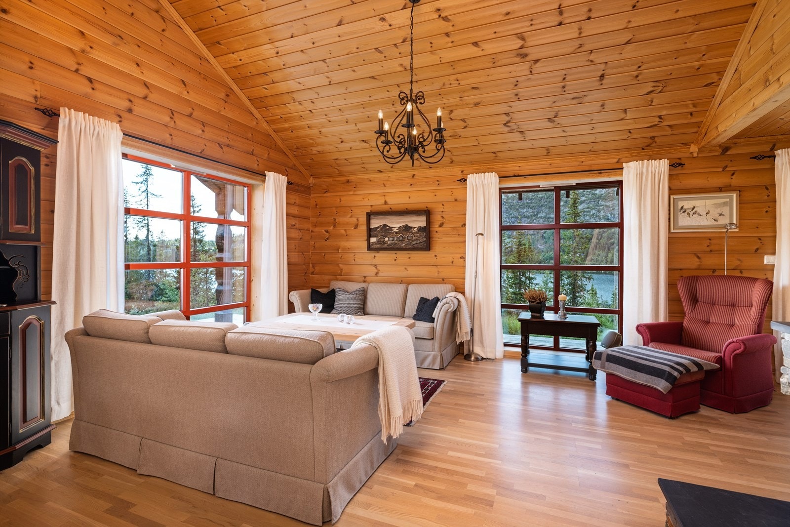 Velkommen til en stor romslig hytte over 3 etg. Flott beliggenhet over Slokovatn. Galleribilde