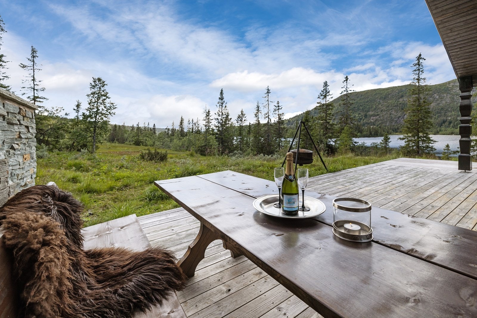 Stor terrasse med flott utsikt til Slokuvatnet. Galleribilde