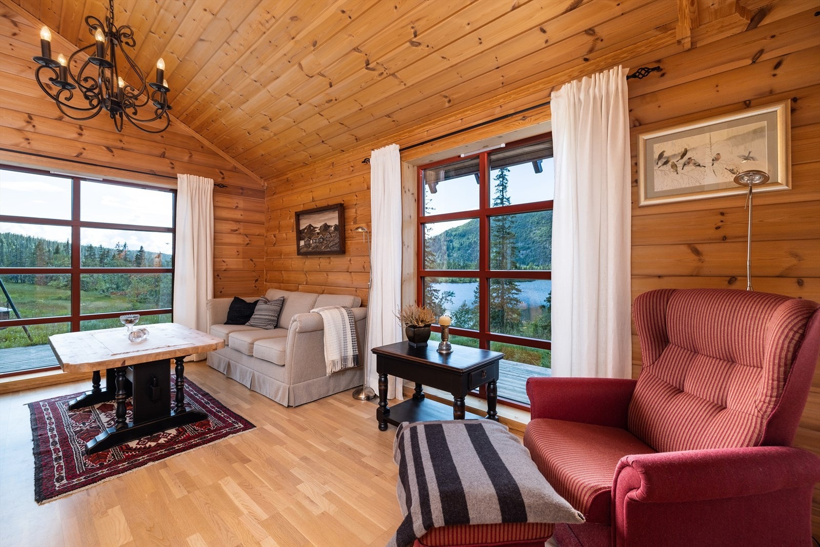 Stuens romslige størrelse gir gode muligheter for møblering. Galleribilde