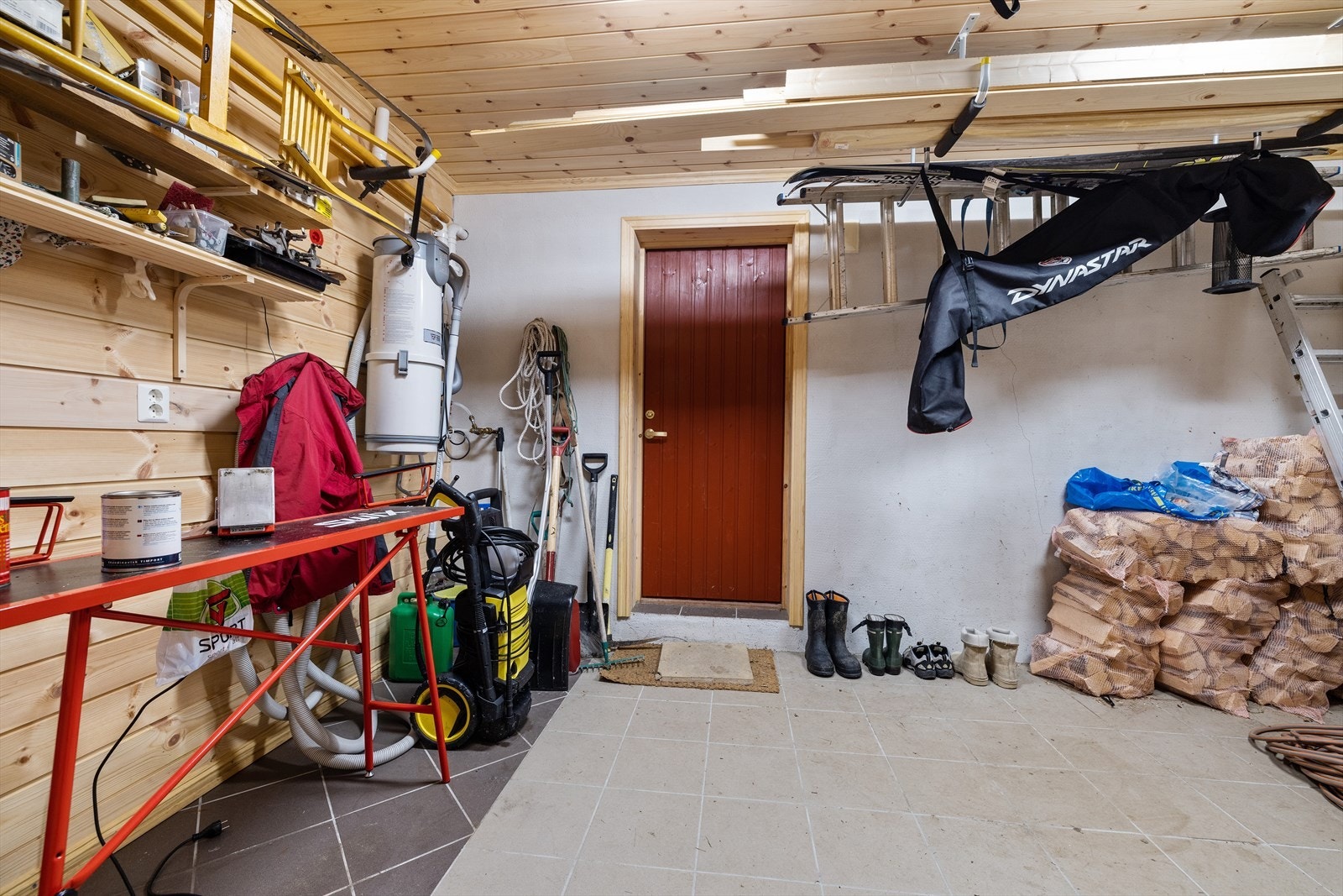 Praktisk bod i underetasje med direkte utgang. Galleribilde