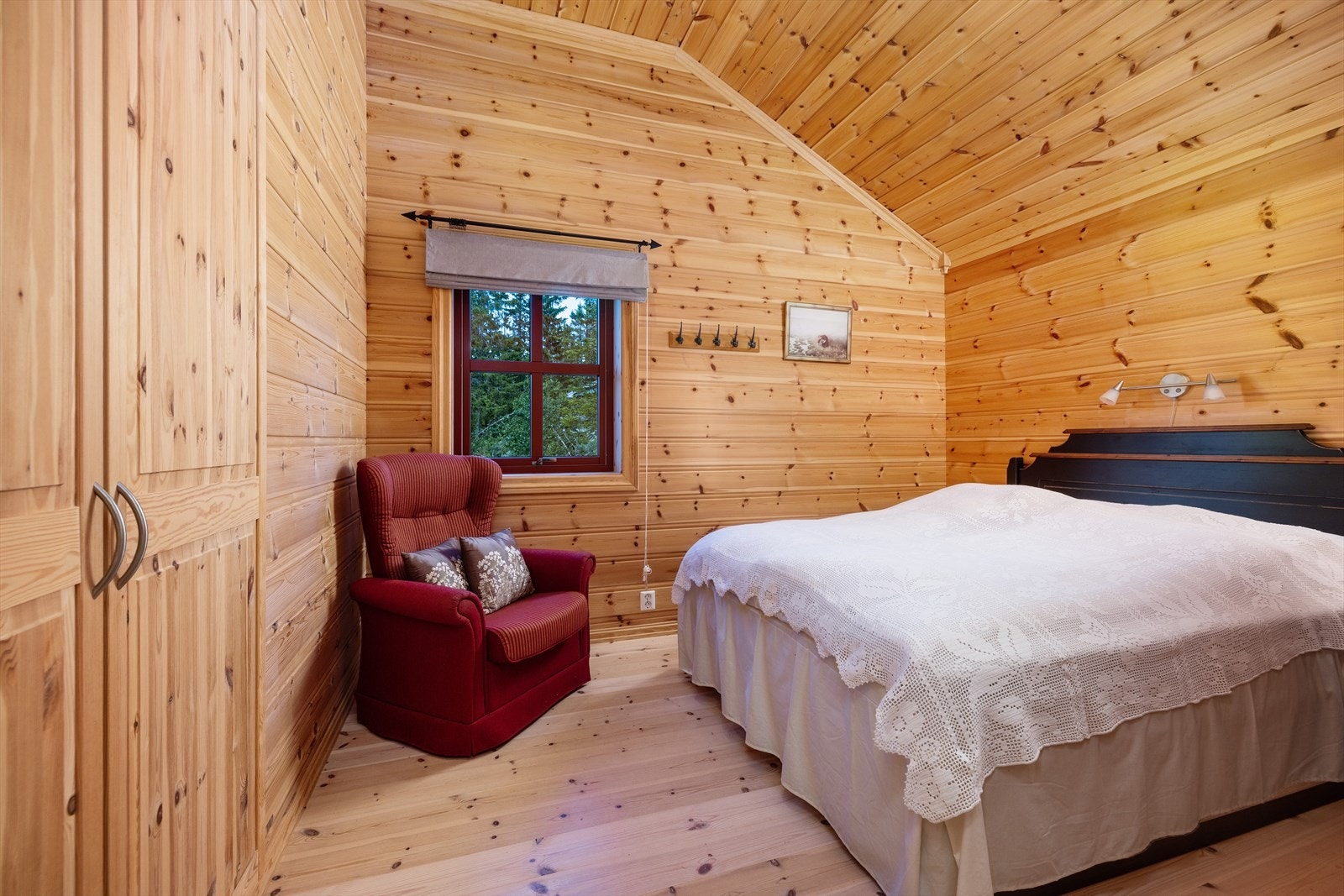 Hovedsoverom med god plass til dobbeltseng og oppbevaring. Galleribilde