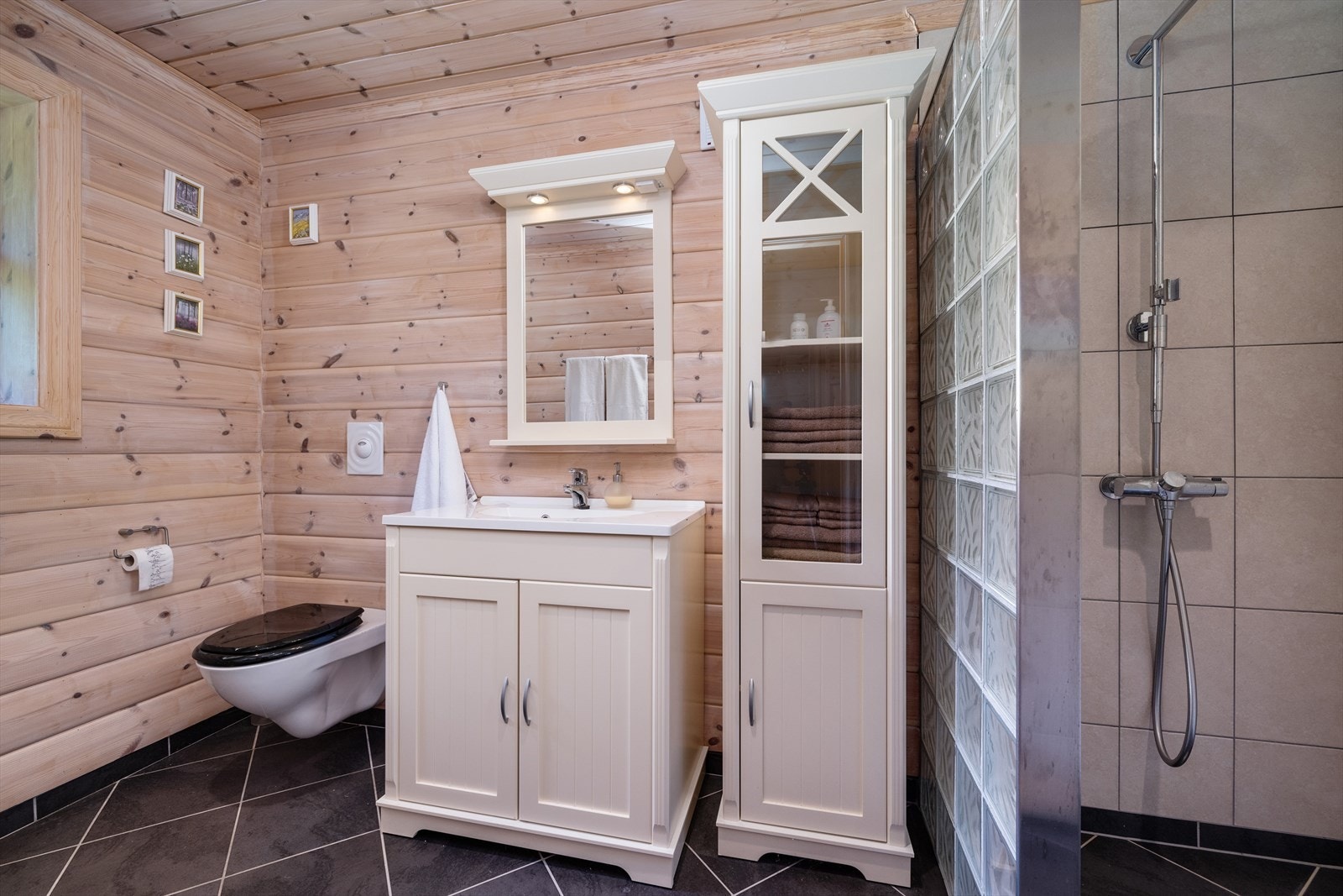 Rommet er innredet med dusjnisje, servant og vegghengt toalett. Galleribilde